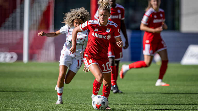 Linda Dallmann mit Ball am Fuß im Heimspiel der FC Bayern Frauen gegen den SC Freiburg