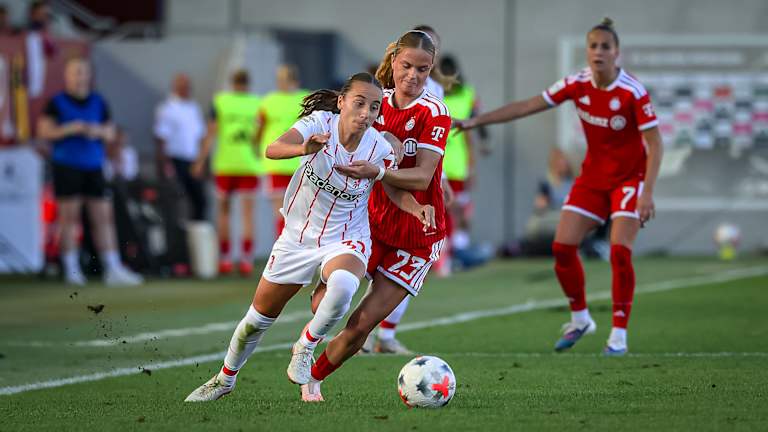 Sophie Proost im Zweikampf mit Emma Memminger im Heimspiel der FC Bayern Frauen gegen den SC Freiburg