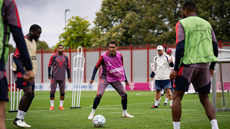 Jamal Musiala im Kampf um den Ball im Abschlusstraining des FC Bayern vor dem Champions League-Spiel gegen Bodo/Glimt
