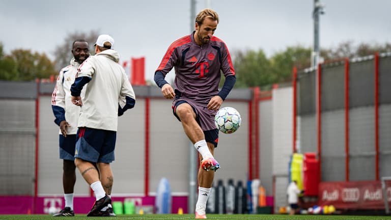 Harry Kane jongliert mit Ball  im Abschlusstraining des FC Bayern vor dem Champions League-Spiel gegen Bodo/Glimt