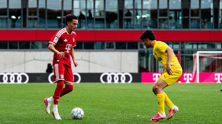 Adam El-Chaar mit dem Ball am Fuß.