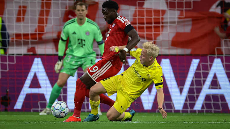 Alphonso Davies im Zweikampf um den Ball Luis Díaz beim Kopfball während des Heimspiels des FC Bayern in der Champions League gegen FK Bodø/Glimt