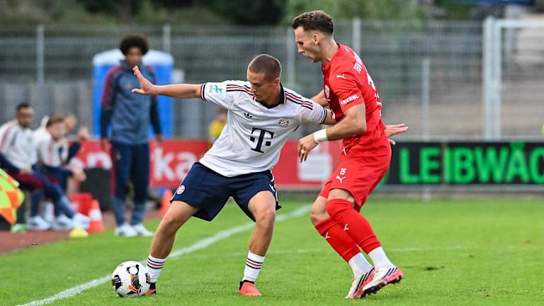 Yll Gashi schirmt den Ball ab.