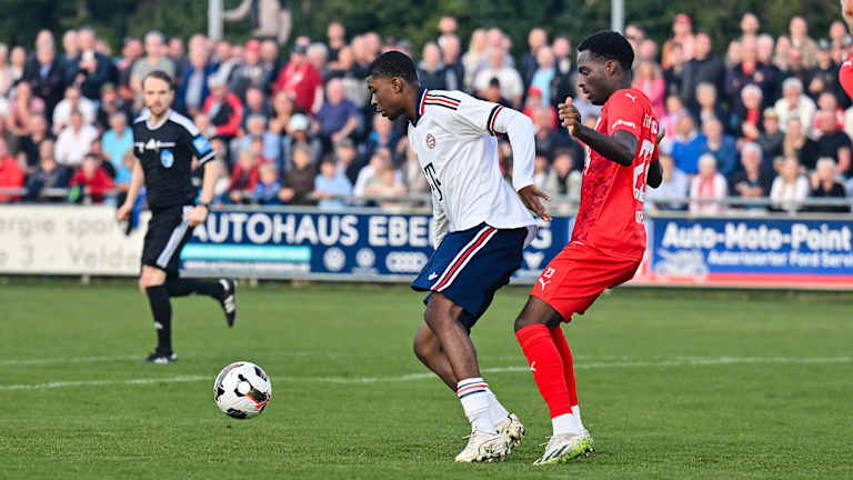 Allen Junior Lambe schirmt den Ball ab.