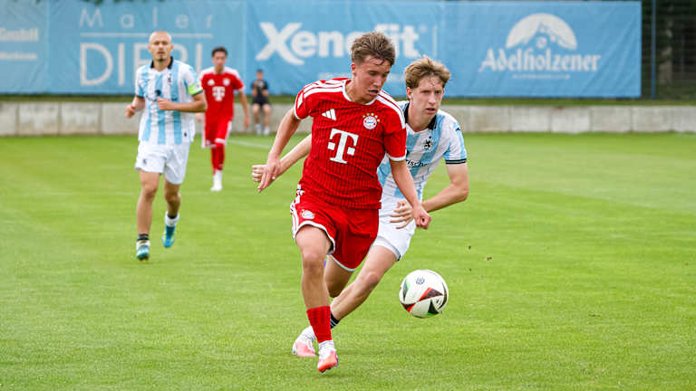 Simon Schaff im Zweikampf mit Ball am Fuß während des Gastspiels der FC Bayern U19 in der DFB-Nachwuchsliga beim TSV 1860 München