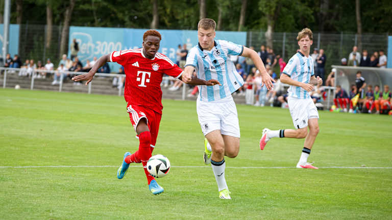 Frank Egwuatu im Zweikampf mit Ball am Fuß während des Gastspiels der FC Bayern U19 in der DFB-Nachwuchsliga beim TSV 1860 München