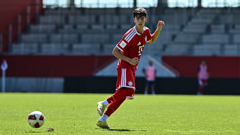 Niklas Herber passt den Ball.