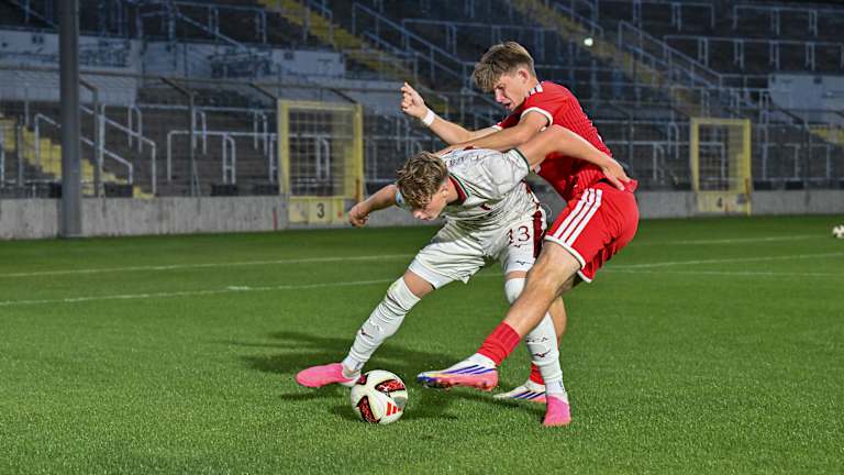 Matous Srb versucht im Zweikampf den Ball zu erwischen.