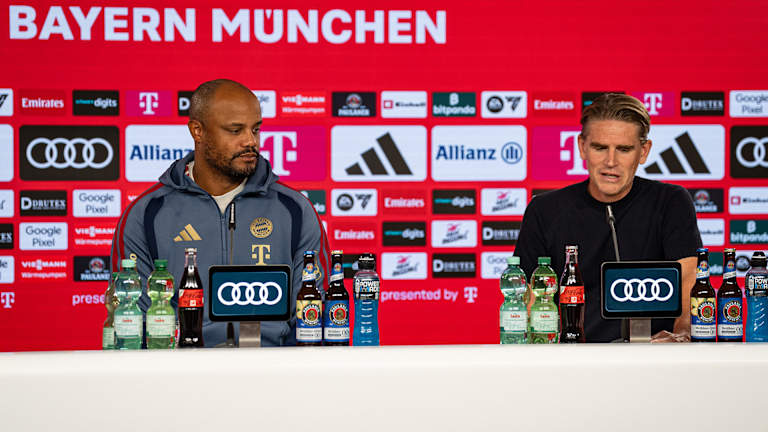 Vincent Kompany und CHristoph Freund auf der PK des FC Bayner