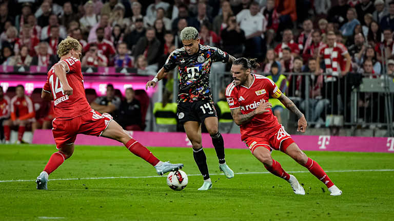 Luis Díaz bedrängt von zwei Gegenspielern während des Bundesligaspiels zwischen dem FC Bayern und Union Berlin