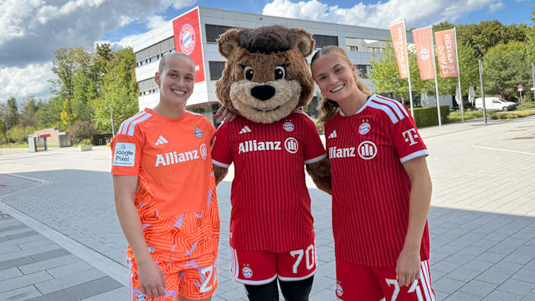 Mia mit Spielerinnen am Campus