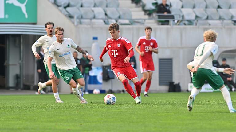 Tim Binder während eines Dribblings gegen Greuther Fürth II.