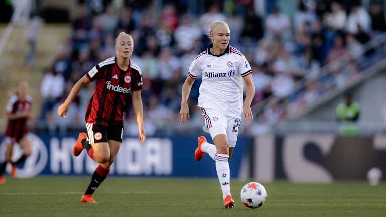 Pernille Harder mit dem Ball am Fuß