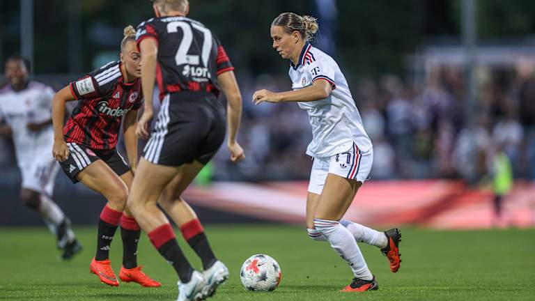 Klara Bühl im Zweikampf mit dem Ball am Fuß