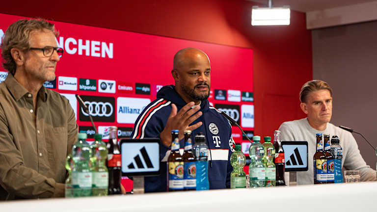 Dieter Nickles, Vincent Kompany und Christoph Freund im Pressetalk vor dem Spiel in Augsburg
