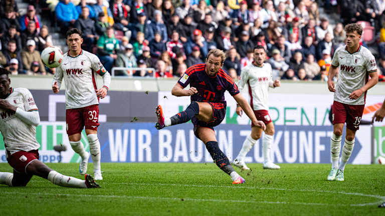 Harry Kane beim wuchtigen Torschuss gegen den FC Augsburg
