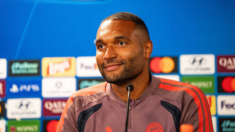 Jonathan Tah spricht auf der Pressekonferenz vor dem Viking-Spiel