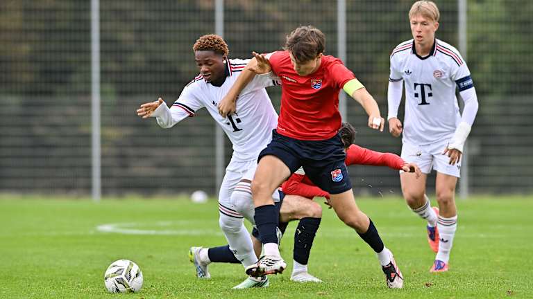 Frank Egwuatu im Duell mit Ferdinand Borne.