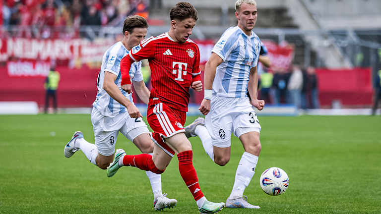 Tim Binder im Zweikampf während des Derbys der FC Bayern Amateure gegen 1860 München in der Regionalliga Bayern