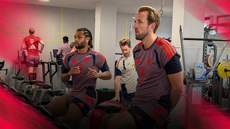 Harry Kane und Serge Gnabry wärmen sich im Leistungszentrum des FC Bayern auf