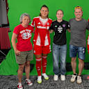 Lena Oberdorf und Lea Schüller mit Mitgliedern des Fanclubs Red Deaf
