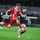 Richard Meier saugt den Ball herunter während des Heimspiels der FC Bayern Amateure in der Regionalliga Bayern gegen den FV Illertissen