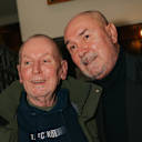 Raimond Aumann macht ein Foto mit einem Fan.