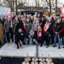 Gruppenbild der Teilnehmer am FC Bayern-Eisstockschießen am Nockherberg mit Präsident Herbert Hainer im Zentrum.