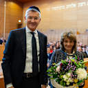 Herber Hainer und Charlotte Knobloch in einer Synagoge in München, Knobloch hält Blumen in der Hand