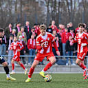 Anton Heinz schaut auf den Ball an seinem Fuß.