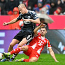 Josip Stanisic bei der Grätsche im Bundesliga-Heimspiel des FC Bayern gegen Eintracht Frankfurt.