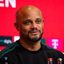 Vincent Kompany spricht auf einer PK