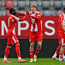 Die U19-Spieler freuen sich über ein Tor.