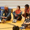 Wisdom Mike im Sitzkreis.