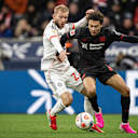 Konrad Laimer im ZWeikampf im Bundesliga-Spiel des FC Bayern bei Bayer 04 Leverkusen