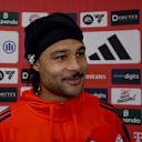 Serge Gnabry lächelt im Interview nach dem Heimsieg des FC Bayern gegen Union Berlin
