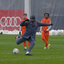 Video: Two Touch Challenge in FC Bayern training: Vincent Kompany taking a shot