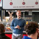 Jochen Sauer hält eine Rede in der Mensa des FC Bayern Campus.