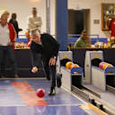 Präsident Herbert Hainer beim Kegeln mit den Mitgliedern