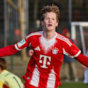 Philipp von Taube streckt bei seinem Jubel die Arme aus.