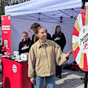 Katharina Naschenweng dreht an einem Glücksrad mit Rot gegen Rassismus Logo