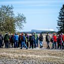 Die exklusive Wandergruppe, im Hintergrund die Allianz Arena