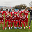 Die U14-Junioren des FC Bayern posieren für ein Teamfoto.