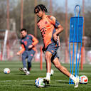 Yanda dribbelt im Training.