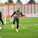 Harry Kane jongliert mit Ball  im Abschlusstraining des FC Bayern vor dem Champions League-Spiel gegen Real Madrid