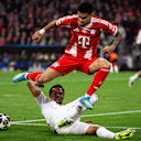 Luis Diaz springt über die Grätsche von Eder Militao im Champions League-Viertelfinale zwischen dem FC Bayern und Real Madrid