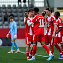 Die FC Bayern U17 bejubelt einen Treffer.