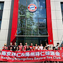 FC Bayern-Fans aus Nanjing und Shenzhen mit Banner vor der Geschäftsstelle des FC Bayern an der Säbener Straße