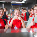 Jugendliche Zeigen Daumen hoch beim Ernährungsworkshop des FC Bayern