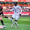 Bajung Darboe im Zweikampf um den Ball mit seinem Gegenspieler.